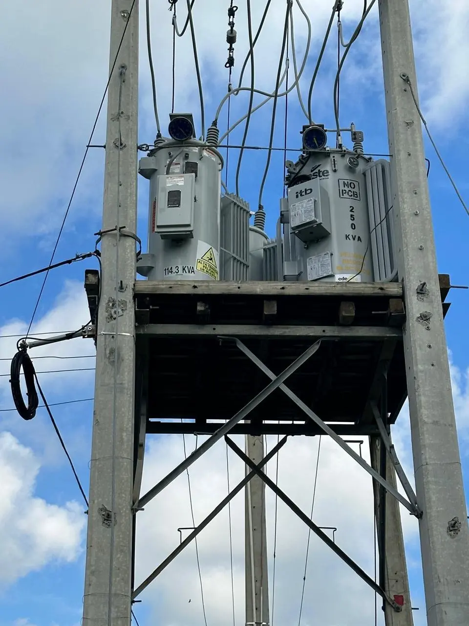 Banco de transformadores eléctricos instalado