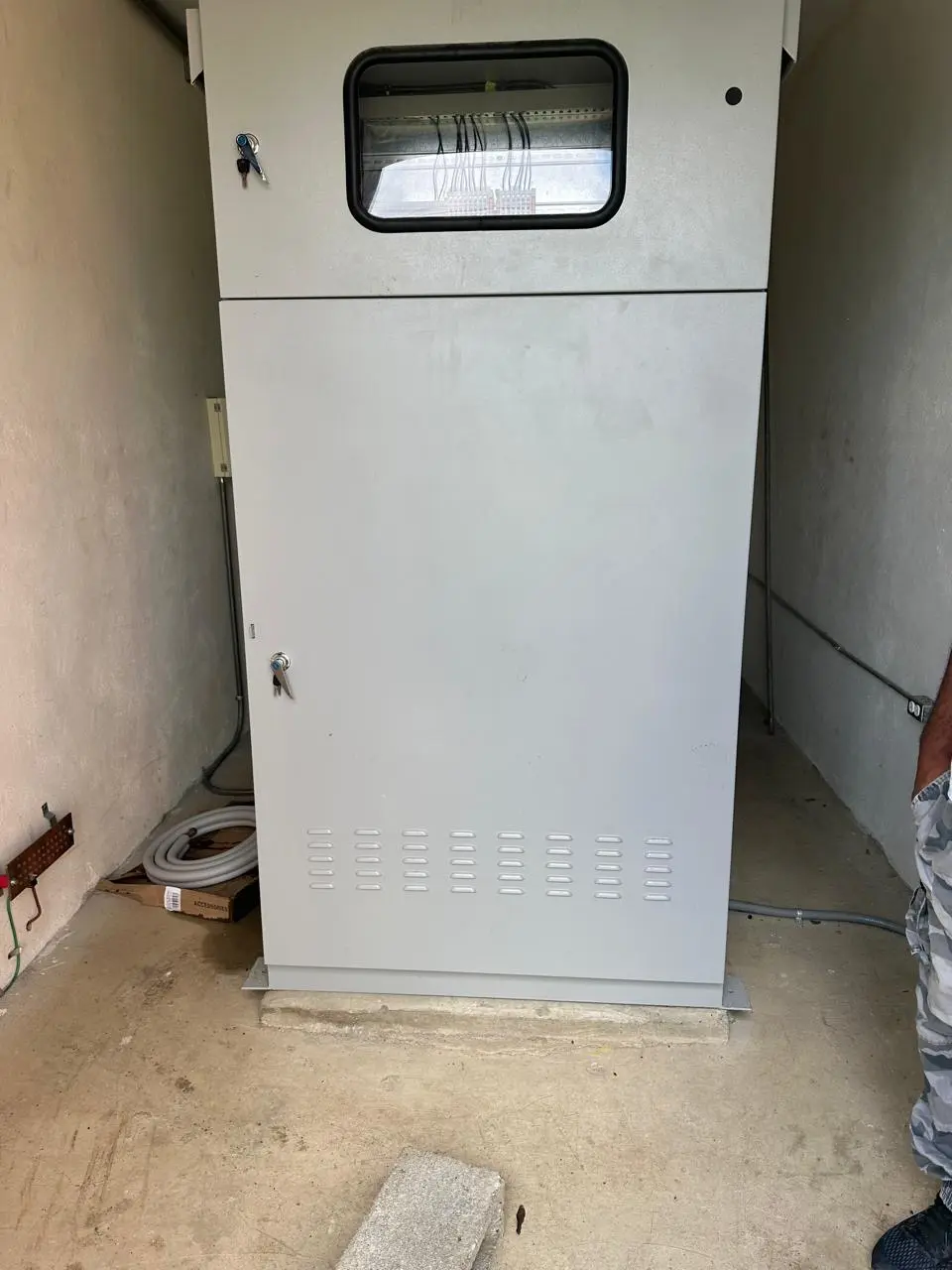 Gabinete eléctrico de control instalado