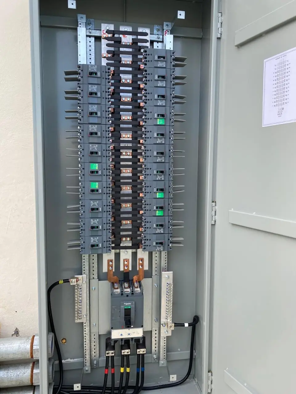 Tablero eléctrico de distribución instalado
