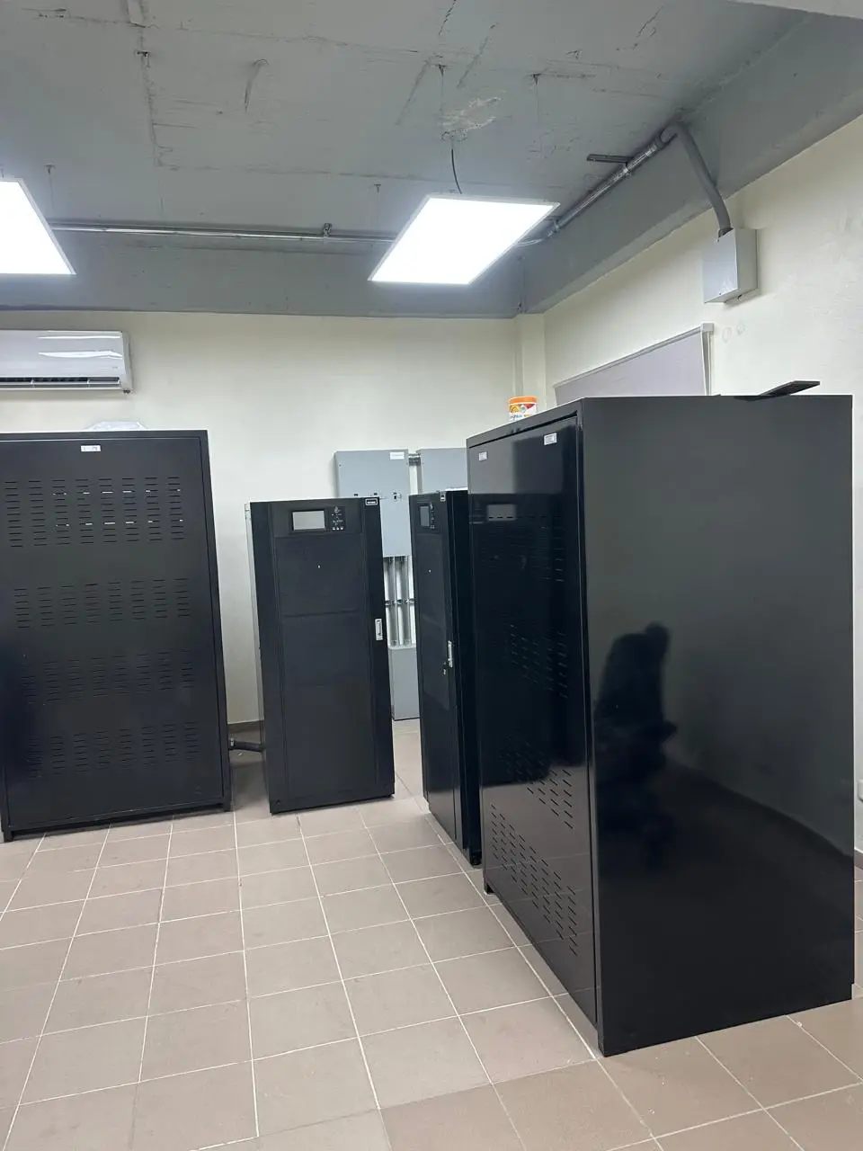 Equipos UPS de respaldo eléctrico instalados